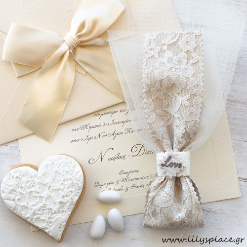 Μπομπονιέρα γάμου με διακοσμητικό love - DIY
